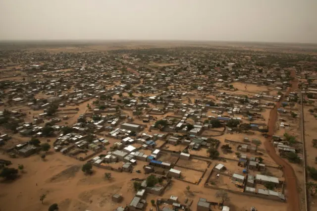 Cette photographie prise le 29 mai 2024 montre une vue aérienne de la ville de Dori, dans le nord-est du Burkina Faso. 
