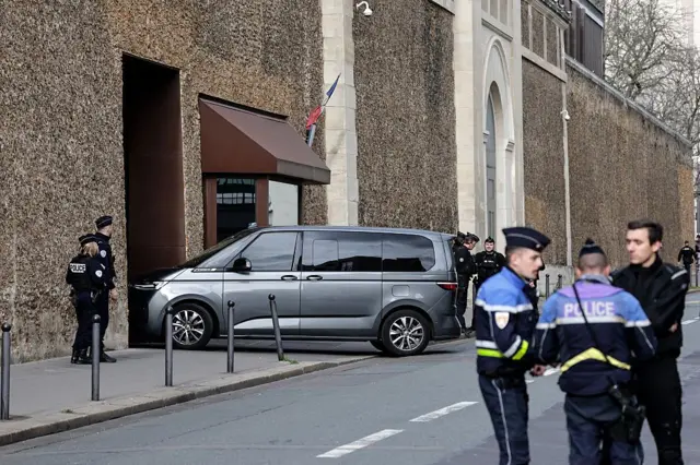 Sarkozy'nin yattığı hapishaneye giren bir minibüs. 