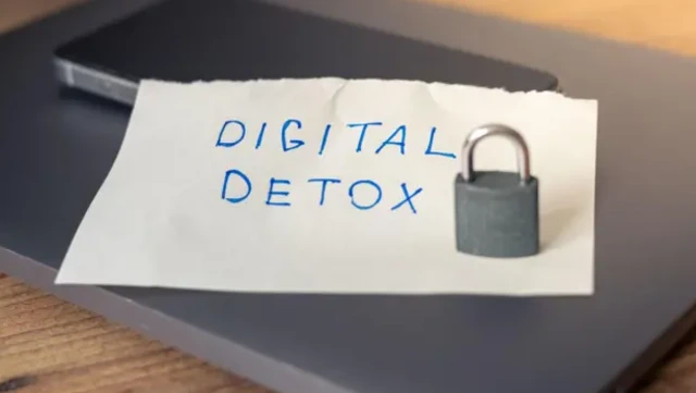 மொபைல் போனிலேயே மூழ்கியிருப்பவரா நீங்கள்? அதிலிருந்து வெளியே வருவதற்கான வழி இதோ