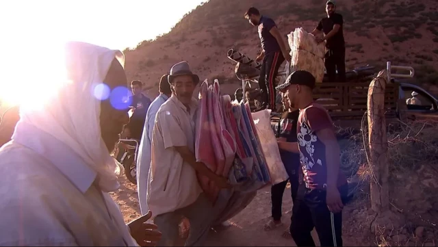 شاحنة محملة بالمساعدات تصل إلى قرية منكوبة 