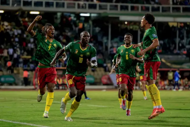 L'attaquant camerounais Vincent Aboubakar (numéro 10) célèbre après un but lors du match du groupe D des éliminatoires de la Coupe du Monde de la FIFA 2026 entre le Cameroun et la Libye au stade Omnisports Ahmadou-Ahidjo de Yaoundé le 25 mars 2025.