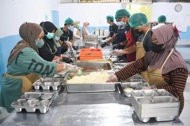 Petugas SPPG sedang mempersiapkan MBG