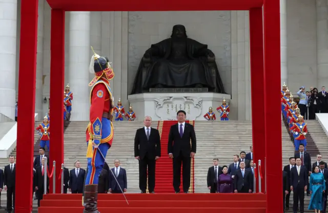 Vladimir Putin descendo as escadas com o presidente da Mongólia, Ukhnaagiin Khürelsükh.