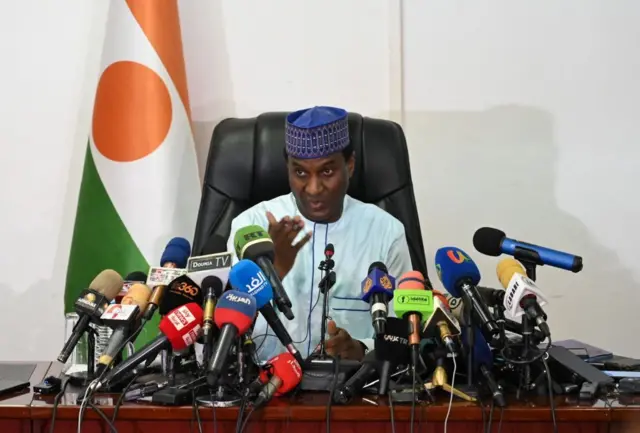 Ali Mahaman Lamine Zeine lors d'une conférence de presse