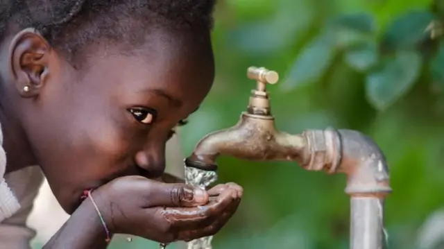 په نړۍ کې ۲ اعشاریه ۲ میلیارده خلک لاهم په خپلو کورونو کې پاکو او خوندي څښاک اوبو ته لاسرسی نه لري.