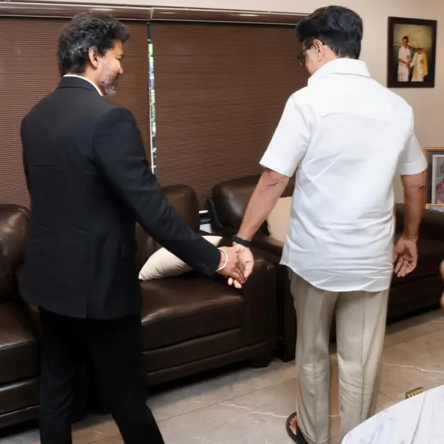 தனது வீட்டிற்கு வந்த முதலமைச்சர் விஜயை மு.க.ஸ்டாலின் கையைப் பிடித்து அழைத்துச் செல்லும் காட்சி
