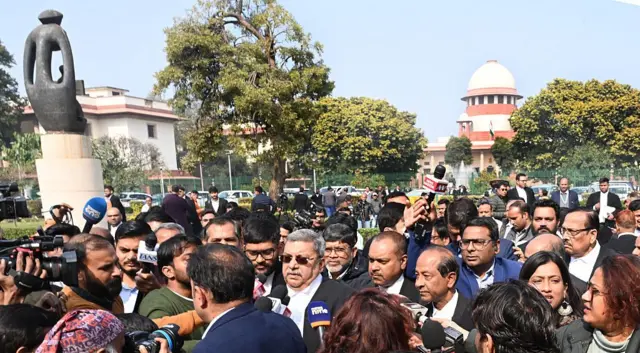 বিধানসভা নির্বাচনের আগে সুপ্রিম কোর্টে সাবেক রাজ্য সরকারের মুখ্য নির্বাচন কমিশনারের বিরুদ্ধে মামলা চলাকালীন সময়ে সুপ্রিম কোর্ট চত্বর