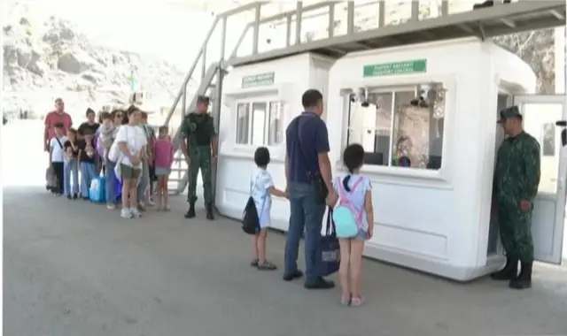 Ermənilər Laçın məntəqəsindən Ermənistana gedirlər