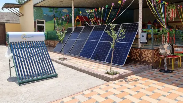 Onlayn porno: qizlar oz mushuklariga xohlagan narsalarini qoyishadi