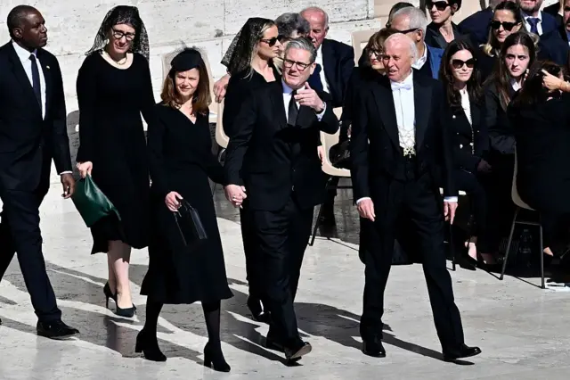 Прем'єр-міністр Великої Британії Кір Стармер і його дружина Вікторія Стармер (ліворуч)