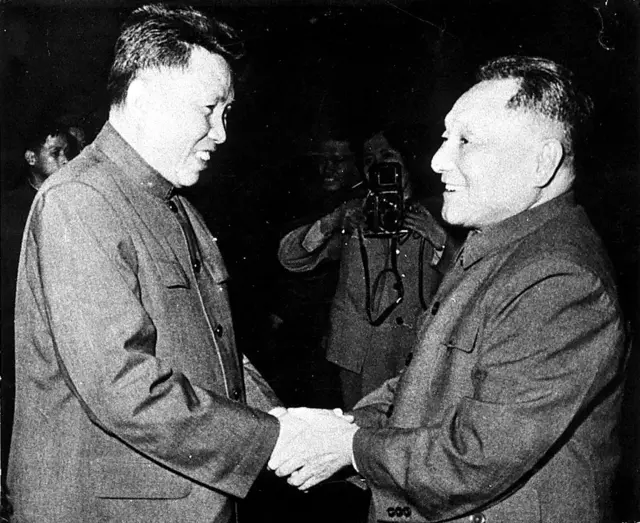 Pol Pot (trái) và lãnh đạo Trung Quốc Đặng Tiểu Bình (phải)