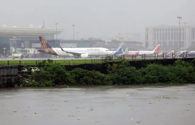 मुंबईतील पावसाने मिठी नदीच्या पाणीपातळीत वाढ, मुंबई विमानतळाजवील दृष्य