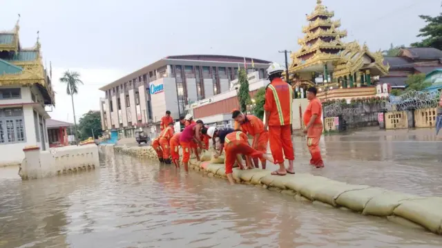 ဩဂုတ် ၃ ရက်က တွေ့ရတဲ့ ပုသိမ်မြို့ကမ်းနားလမ်းပေါ် ရေလျှံနေတဲ့မြင်ကွင်း