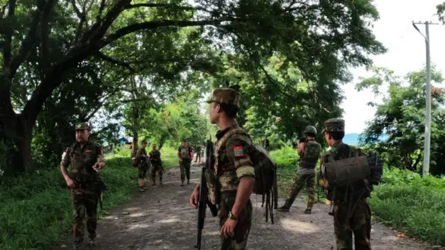 ယူနီဖောင်း၊လက်နက်အပြည့်အစုံနဲ့ ရှေ့တန်းတစ်နေရာက TNLAတပ်ဖွဲ့ဝင်တွေ