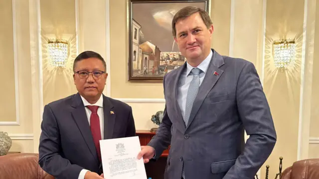 စစ်ကောင်စီ ရုရှားသံအမတ် ဦးသစ်လင်းအုန်းက ဘယ်လာရုစ်နိုင်ငံဆိုင်ရာ မြန်မာသံအမတ်အနေနဲ့ သူ့ရဲ့ ပူးတွဲ ခန့်အပ်လွှာကို ဘယ်လာရုစ်နိုင်ငံခြား‌ရေးဝန်ကြီးထံကို ပြီးခဲ့တဲ့ရက်ပိုင်းက ပေးခဲ့ပါတယ်။ ပေးအပ်ခဲ့ 