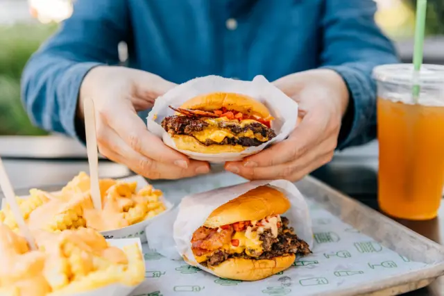 Hamburger, fritas e cerveja