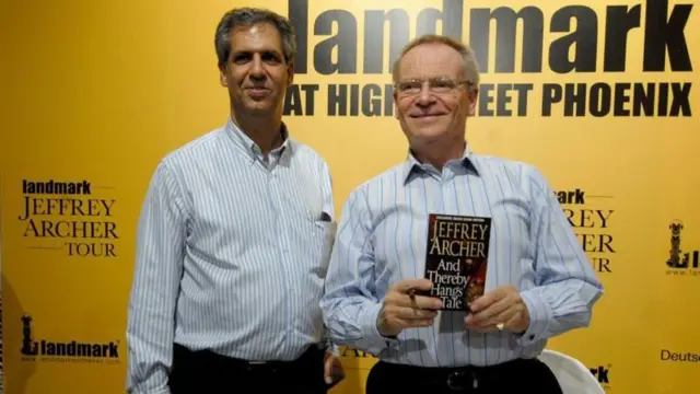 જાણીતા લેખક જેફરી આર્ચર (જમણે) સાથે નોએલ તાતા - ફાઇલ ફોટો