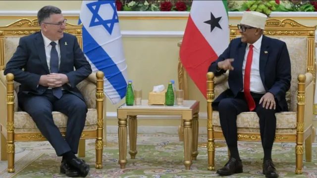 Wasiirka arrimaha dibadda Israa’iil Gideon Sa’ar ayaa magaalada Hargeysa ee Somaliland kula kulmay madaxweynaha maamulka isku magacaabay Somaliland Cabdiraxmaan Maxamed Cabdullaahi.
