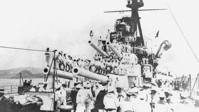Dezenas de marinheiros em pé em navio