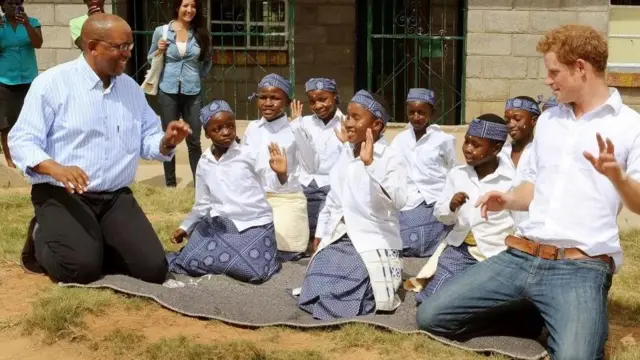 Le prince Seeiso du Lesotho (à gauche) et le prince Harry