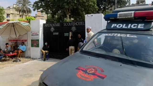 پلیس پاکستان در بیرون یک مرکز نگهداری مهاجران در شرف اخراج اجباری در کراچی. ۱۹ آبان ۱۴۰۲ - ۱۰ نوامبر ۲۰۲۳