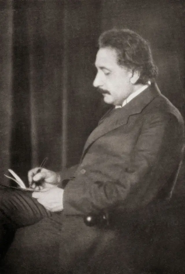 आईन्स्टाईन यांनी 1905 मध्ये प्रकाश तरंगलहरी (वेव्ह्स) आणि कण (पार्टिकल्स) दोन्ही स्वरूपात असतो हे सांगणारा सिद्धांत मांडला होता.