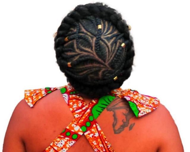 Penteado afro feito com tranças de raiz, presas ao couro cabeludo