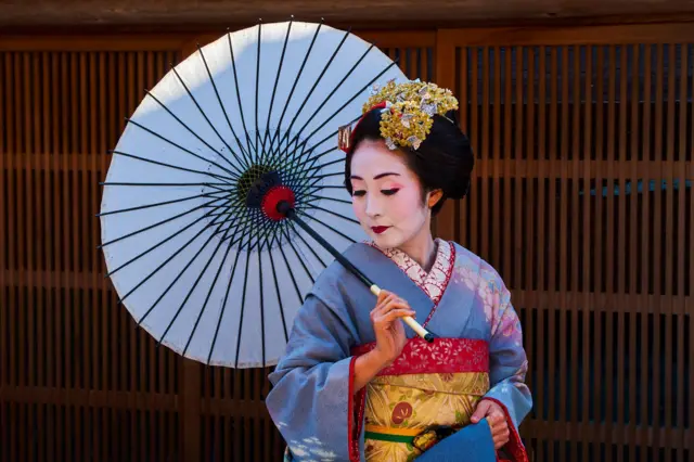 Seorang perempuan Jepang menggunakan payung