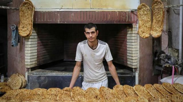 یک نانوا در ایران