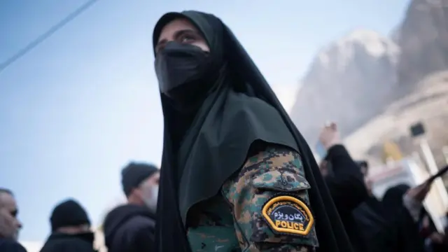 مامور زن پلیس