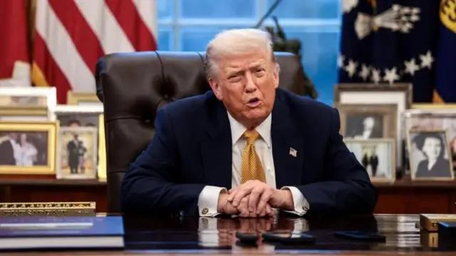 الرئيس الأمريكي دونالد ترامب يجلس على مكتبه في البيت الأبيض