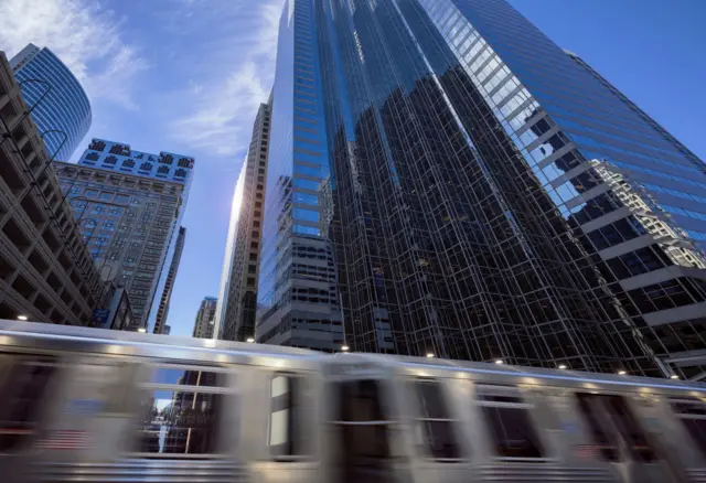 Розмитий рух поїзда метро (підвісна залізниця The Loop), що прибуває до центрального бізнес-району Чикаго в сонячний день.
