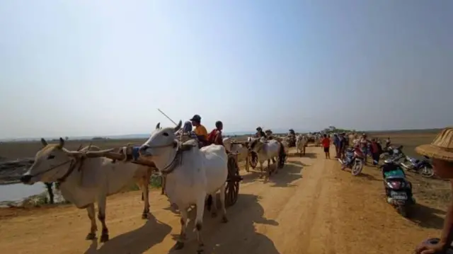 ၂၀၂၃ ခုနှစ်တုန်းက ရေမျက်ကြီးအင်းအနီးက ပဒူရွာက စစ်ရှောင်ပြည်သူတွေမြင်ကွင်း 