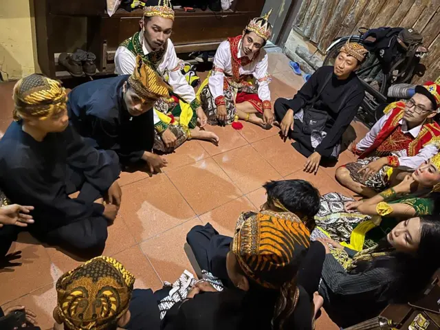 Pertunjukan sandur di Bojonegoro