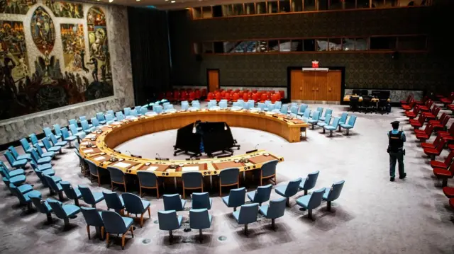 Birleşmiş Milletler Güvenlik Konseyi'nin Eylül 2025'te Gazze'de ateşkes talep eden bir karar taslağına ilişkin oylaması öncesinde, bir BM güvenlik görevlisi Güvenlik Konseyi salonunda nöbet tutuyor.