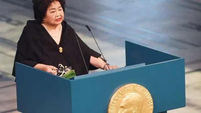 Setsuko Thurlow hablando desde la tribuna de los premios Nobel