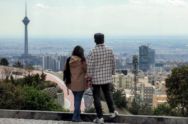 زوج جوانی تهران را نظاره میکنند.