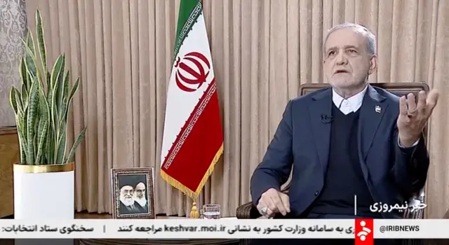 الرئيس الإيراني مسعود بزشكيان مرتدياً بذلة وقميصاً أبيض ويتحدث خلال مقابلة مع التلفزيون الإيراني بتاريخ 11 يناير/كانون الثاني 2026