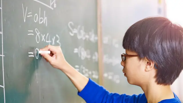 Estudante em aula de matemática em Cingapura