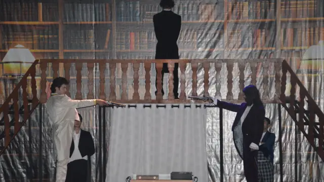 هنگام دوئل لنسکی و آنگین