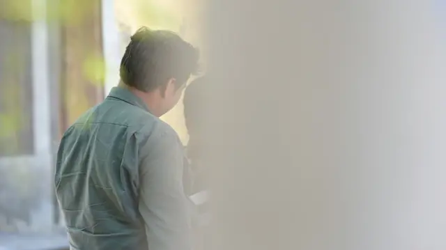 पीड़ित से बात करते बीबीसी संवाददाता दिलनवाज़ पाशा