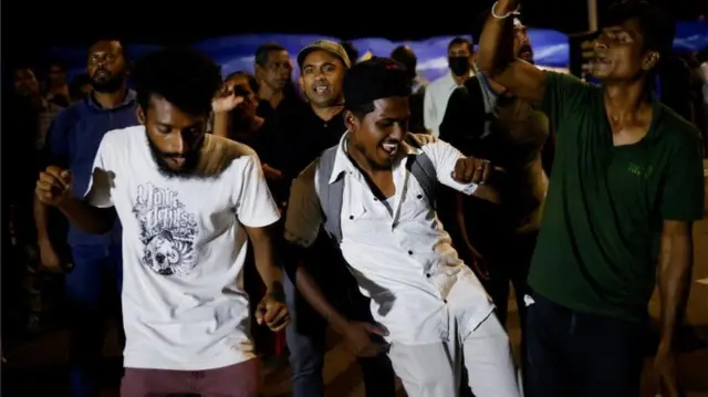 ራጃፓክሳ ስልጣን መልቀቃቸው ከተገለጸ በኋላ ሲሪላንካውያን ደስታቸውን ለመግለጽ አደባባይ ወጥተዋል.