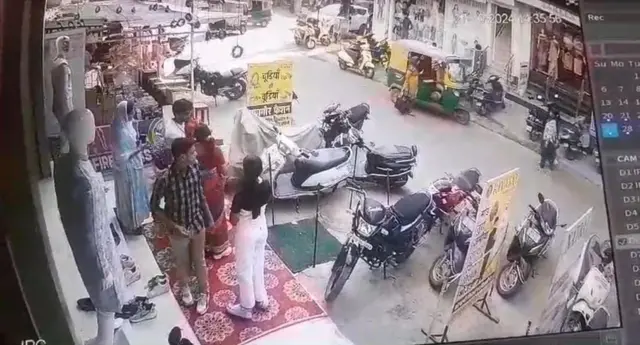 सीसीटीवी फुटेज का स्क्रीनशॉट जिसमें 27 अक्टूबर दोपहर के 2 बजकर 36 मिनट पर अनीता को ऑटो में बैठकर जते देखा गया