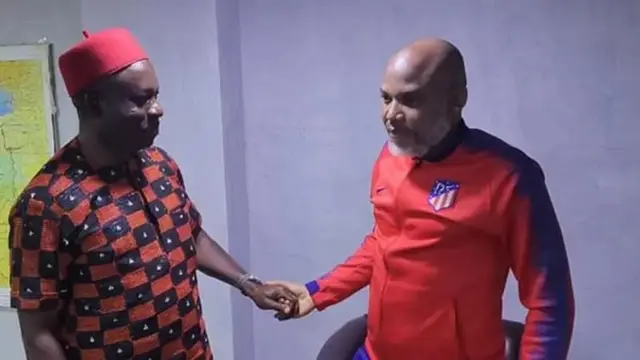 Anambra State Governor shake hand wit Nnamdi Kanu for di DSS facility wia e bin visita am for May 2022.