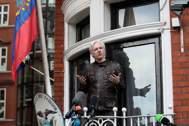 Julian Assange en el balcón de la Embajada de Ecuador en Londres en 2017.