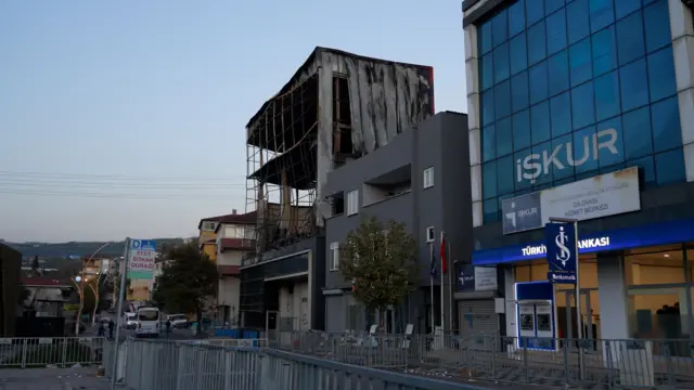 Yanan bina ve yakınındaki İŞKUR'un hizmet merkezi