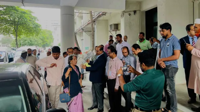 উপদেষ্টা শারমিন মুরশিদকে স্বাগত জানান মন্ত্রণালয়ের কর্মকর্তারা 