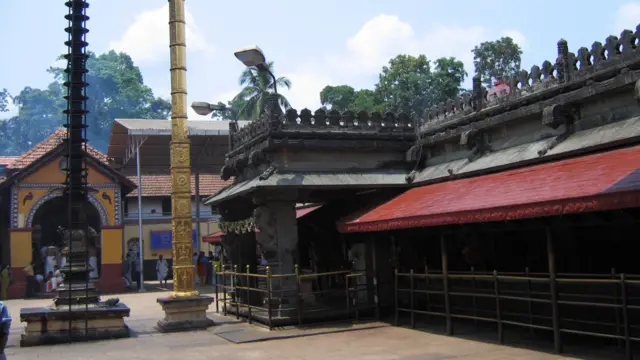 టిప్పు సుల్తాన్ సందర్శించాడని చెప్పే కొల్లూరు మూకాంబికా ఆలయం