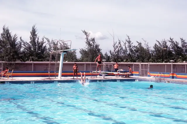 Membros do Batalhão de Construção Naval dos EUA (conhecido como "Seabees" da Marinha) na piscina, em Diego Garcia, em 1981