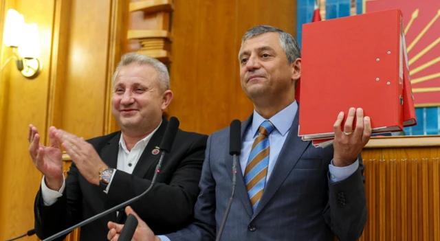 Özgür Özel 10 bin imza bulunan iki klasörü CHP grup toplantısında gösteriyor